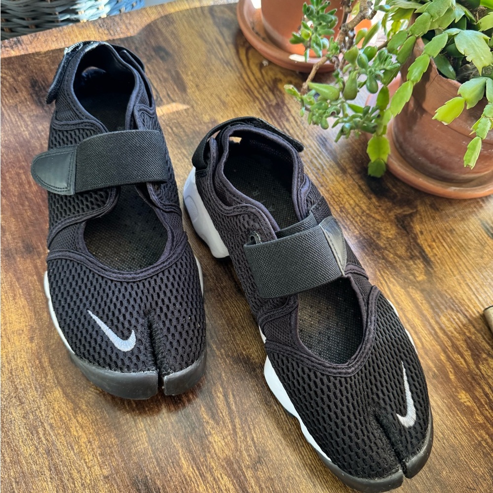 Nike Air Rift Black/Cool Grey White sz 10 womens.